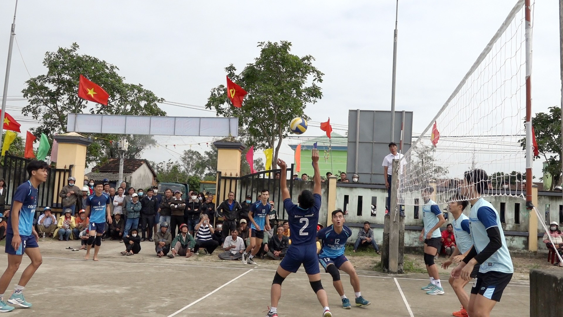 Đội bóng chuyền xã Bình Phục và đội bóng chuyền năng khiếu Trung tâm đào tạo và thi đấu tỉnh Quảng Nam trong trận chung kết. Ảnh: Năm - Hà