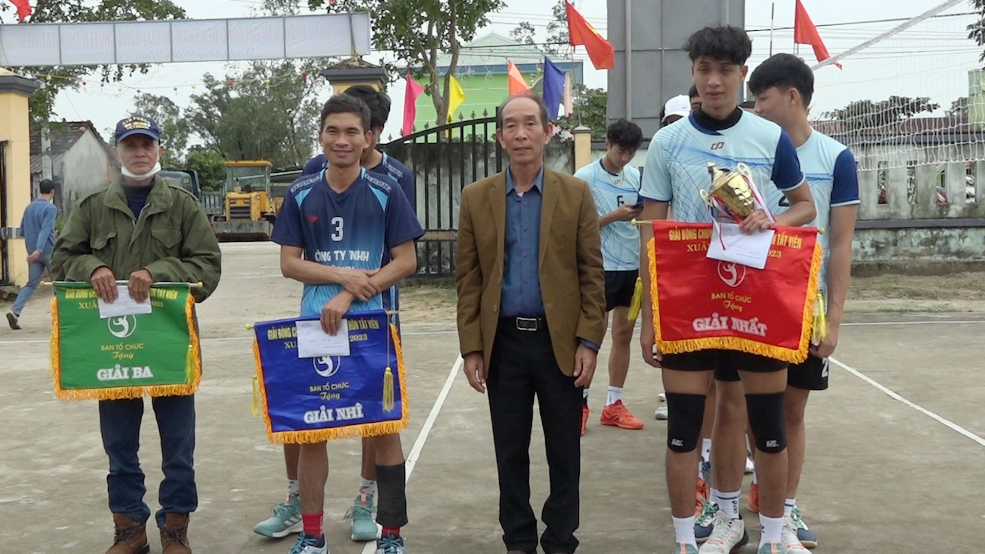 Trao cờ và cúp cho các đội bóng tham gia thi đấu tại giải bón chuyền mừng Đảng – mừng Xuân 2023 của xã Bình Phục (Thăng Bình). Ảnh: Năm - Hà
