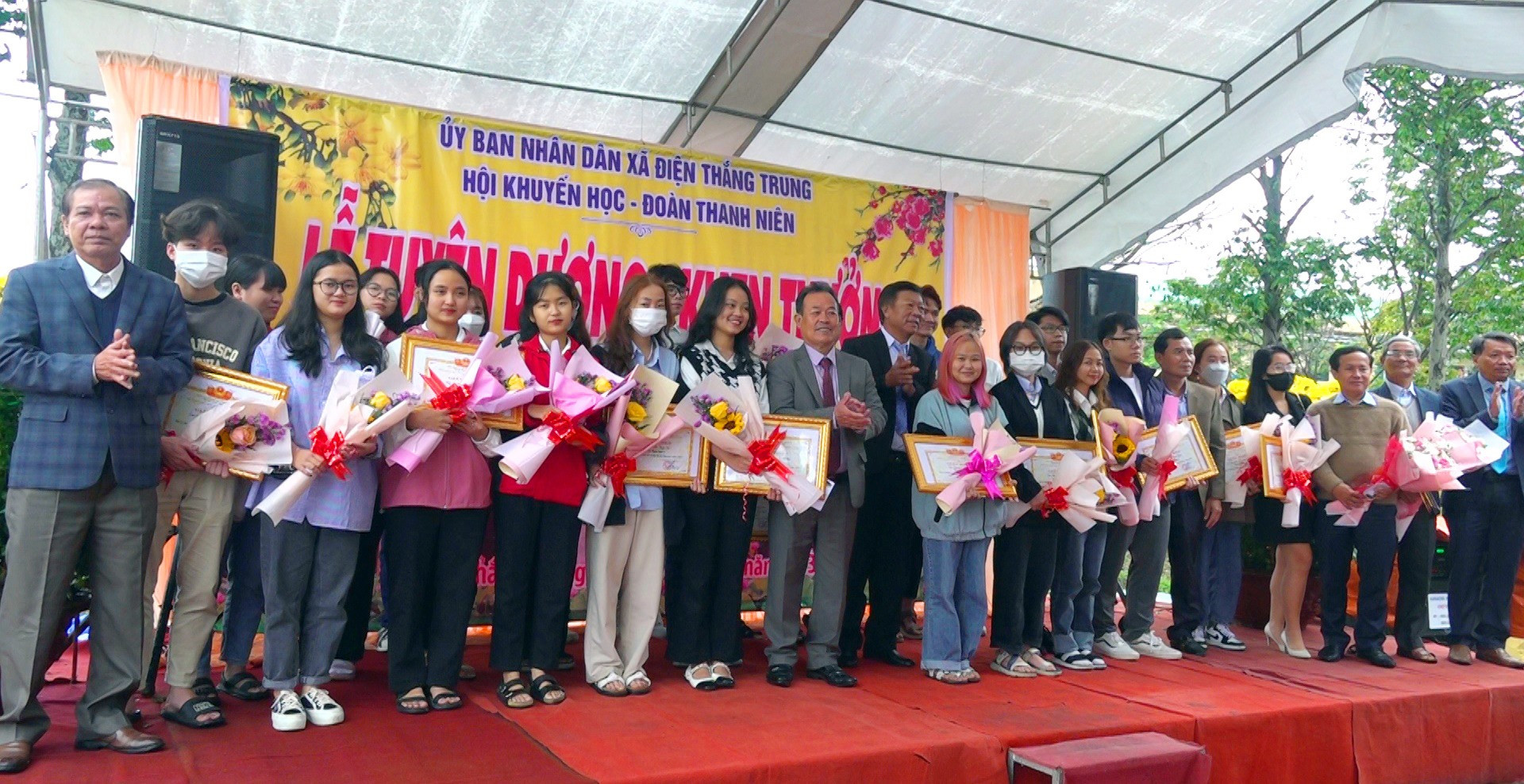 Lãnh đạo xã Điện Thắng Trung trao thưởng cho các tân sinh viên.