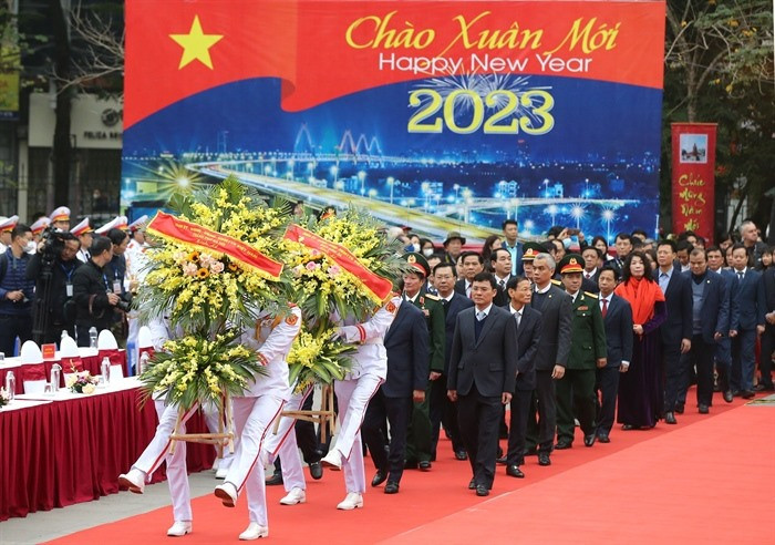 Các đồng chí lãnh đạo TP Hà Nội làm lễ dâng hoa, dâng hương tưởng nhớ Hoàng đế Quang Trung - Nguyễn Huệ