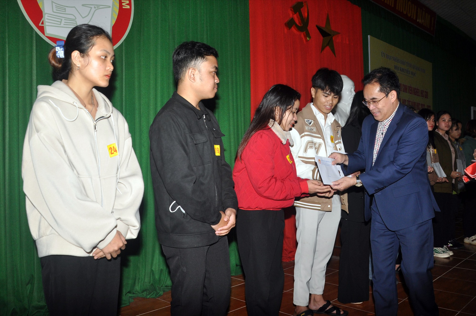 Phó Chủ tịch UBND tỉnh Trần Anh Tuấn trao học bổng cho sinh viên. Ảnh: X.P