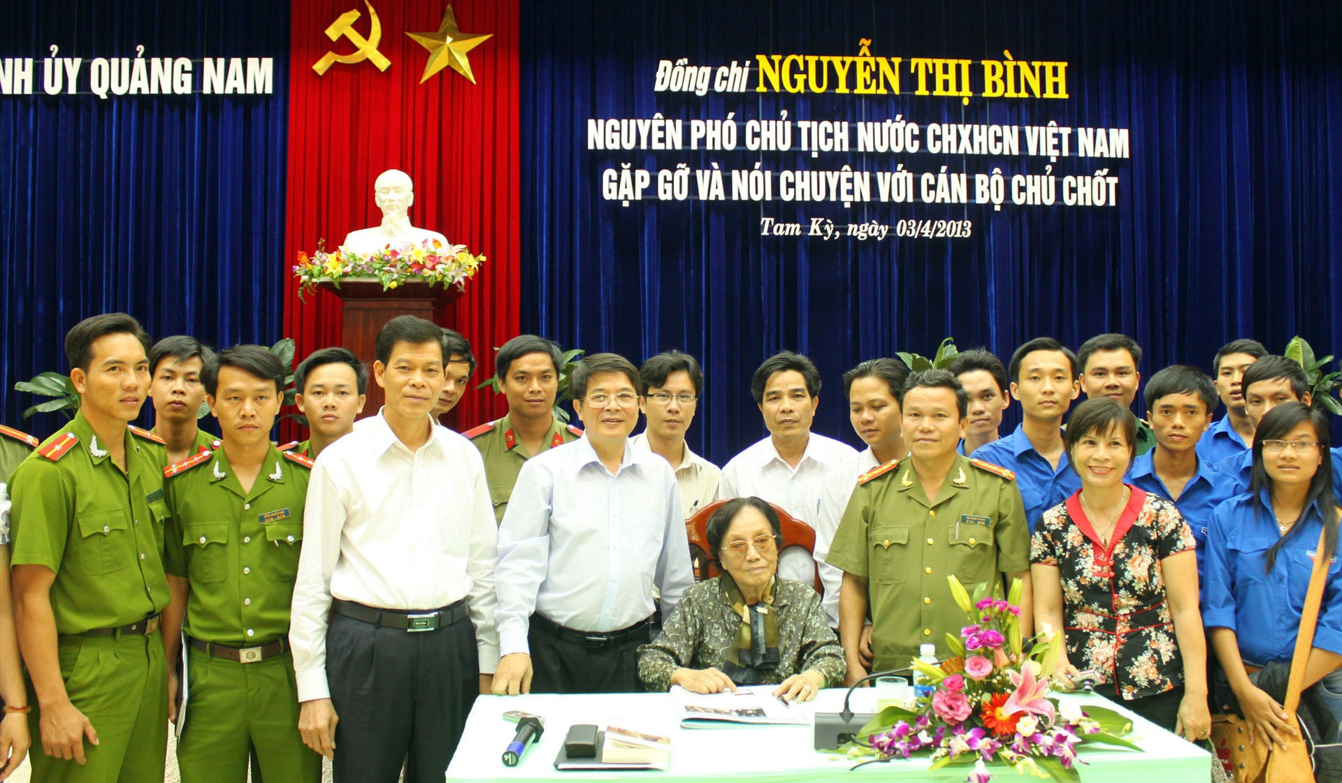 Nguyên Phó Chủ tịch nước Nguyễn Thị Bình về thăm quê, gặp gỡ và nói chuyện với cán bộ chủ chốt tỉnh Quảng Nam vào năm 2013. Ảnh: ĐÔNG KHÔI