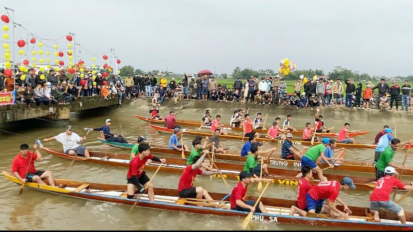 Người dân thôn Trung Vĩnh (xã Quế Xuân, huyện Quế Sơn) tổ chức ngày hội đua thuyền đầu xuân. Ảnh: V.S