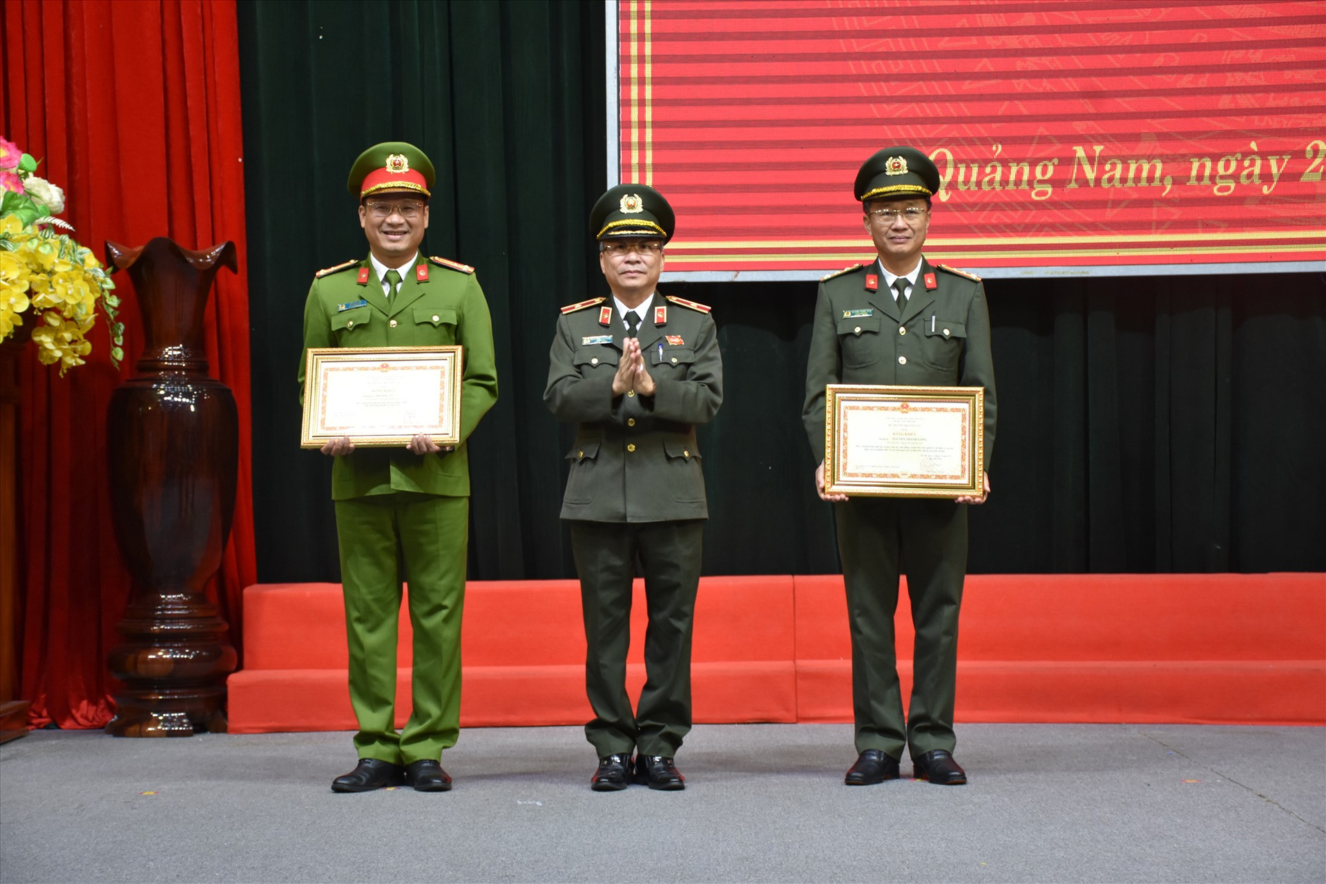 Thiếu tướng Nguyễn Đức Dũng trao bằng khen cho hai Phó Giám đốc Công an tỉnh tại lễ chào cờ sáng nay. Ảnh: P.V