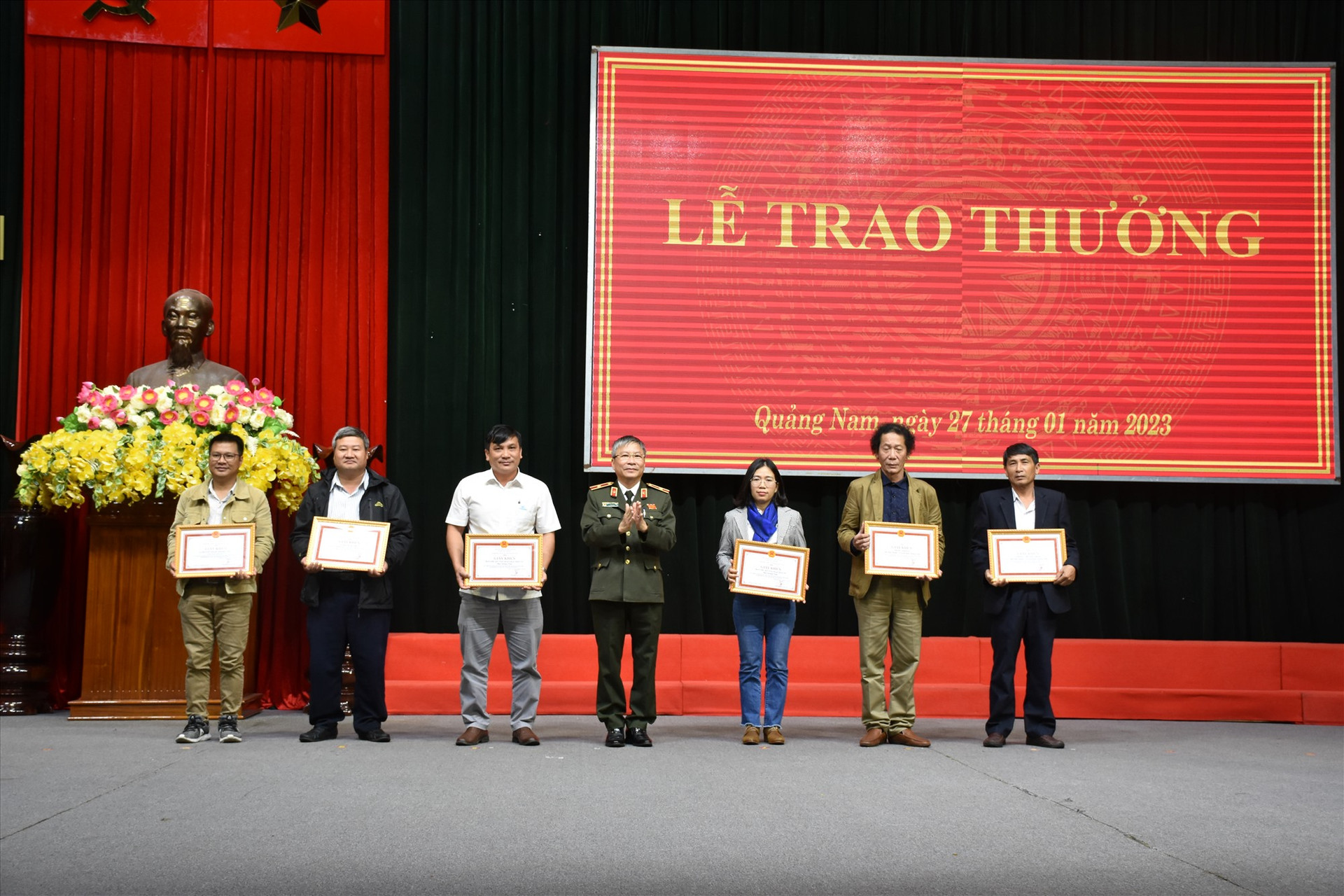 Dịp này, hai tập thể, một cá nhân của Báo Quảng Nam được biểu dương, khen thưởng vì có nhiều đóng góp trong công tác tuyên truyền. Ảnh: P.V