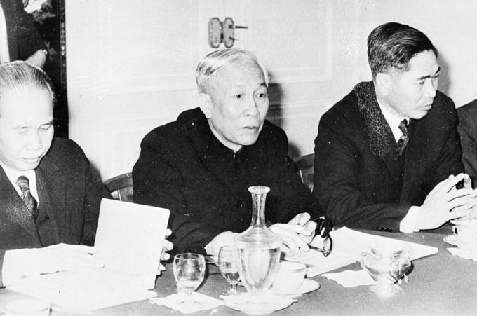 Cố vấn Lê Đức Thọ (giữa) tại cuộc đàm phán với Henry Kissinger, ngày 13/1/1973. Ảnh: TTXVN