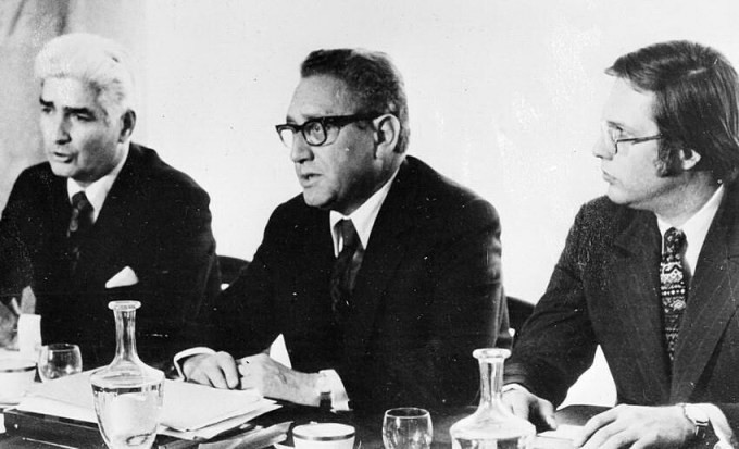 Henry Kissinger, Cố vấn An ninh quốc gia Nhà Trắng (giữa), đàm phán với cố vấn Lê Đức Thọ tại Pháp ngày 13/1/1973. Ảnh: TTXVN