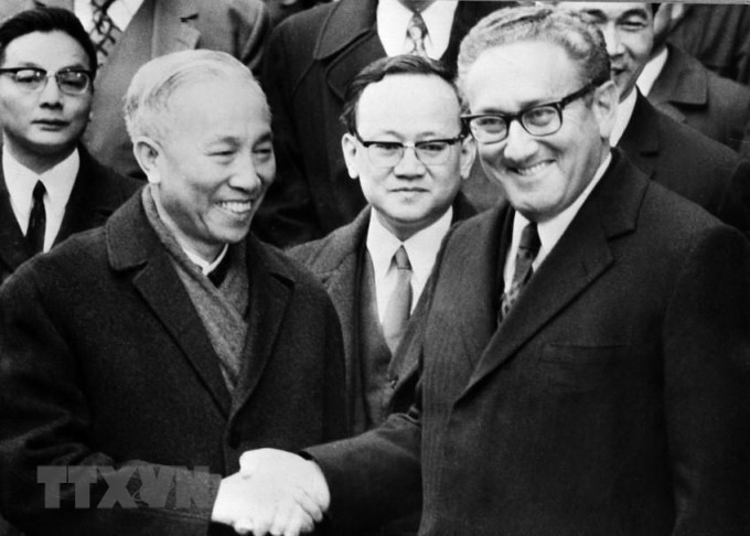 Cố vấn Lê Đức Thọ và tiến sĩ Henry Kissinger chúc mừng nhau sau lễ ký tắt hiệp định Paris, ngày 23/1/1973. Ảnh: TTXVN