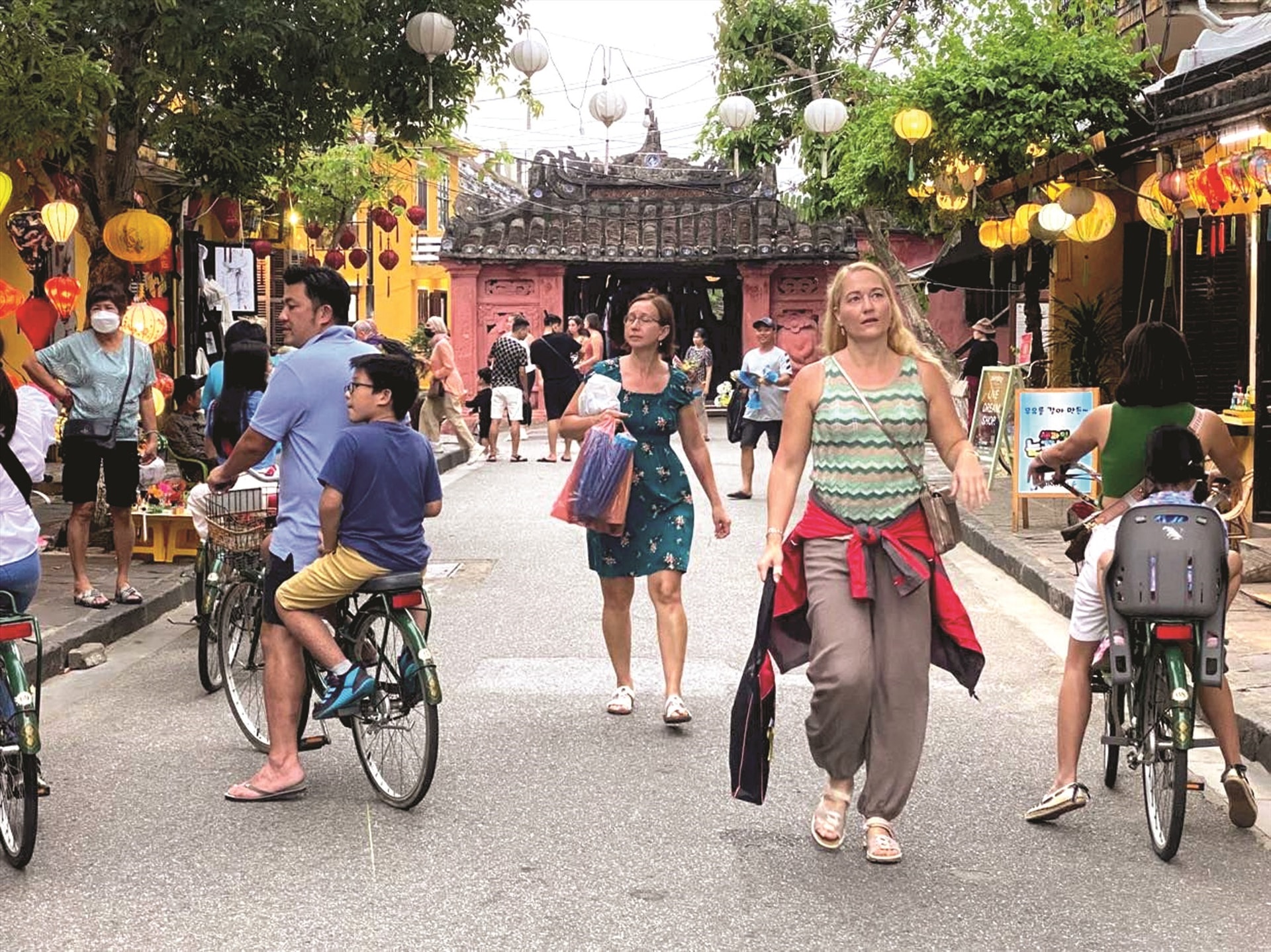 Visitors to Hoi An