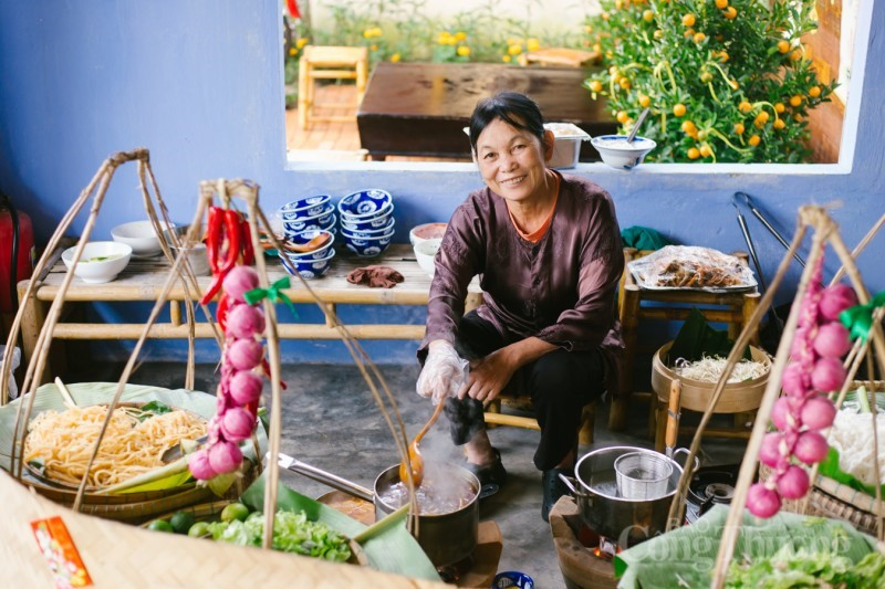 At the old Tet fair, people can find several local rustic foods (such as Quang noodles and Cao Lau), providing visitors with a real experience not only in food but also in the local culture.