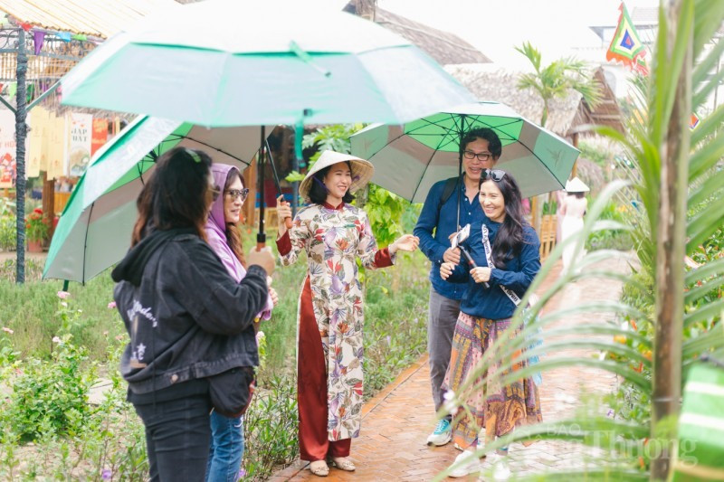 For visitors, especially foreigners, the designs and activities in the old Tet fair are really enjoyable, including making Chung cake and Tet cake. They hope to return to Hoi An to enjoy the atmosphere of the Tet festival there.