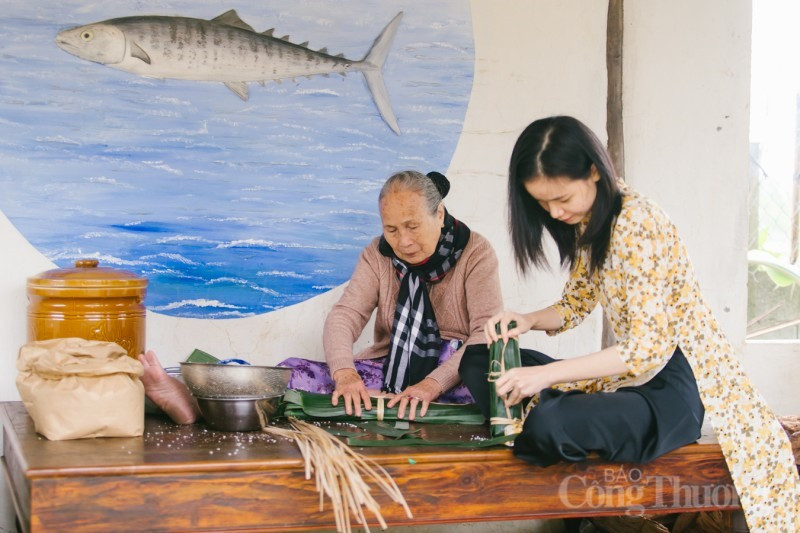 Making Chung cake (the Vietnamese traditional food made with pork, mung