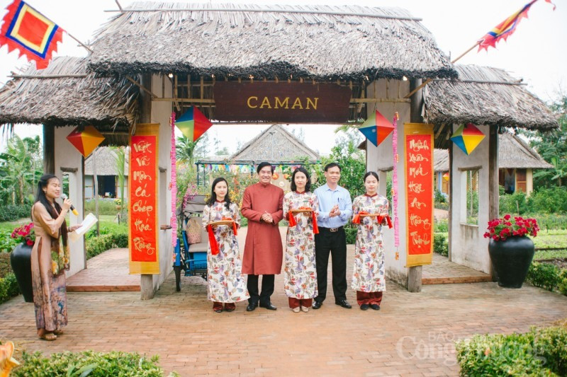 Everyone is very excited when going to the fair in ao dai (traditional Vietnamese costumes).