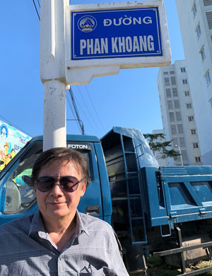 Ông Phan Tử bên con đường mang tên cha mình. (Ảnh do nhân vật cung cấp)