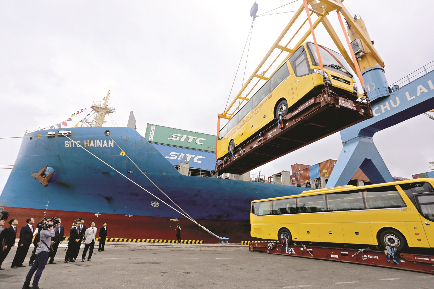 Lượng hàng hóa qua cảng Chu Lai ngày càng tăng mạnh.