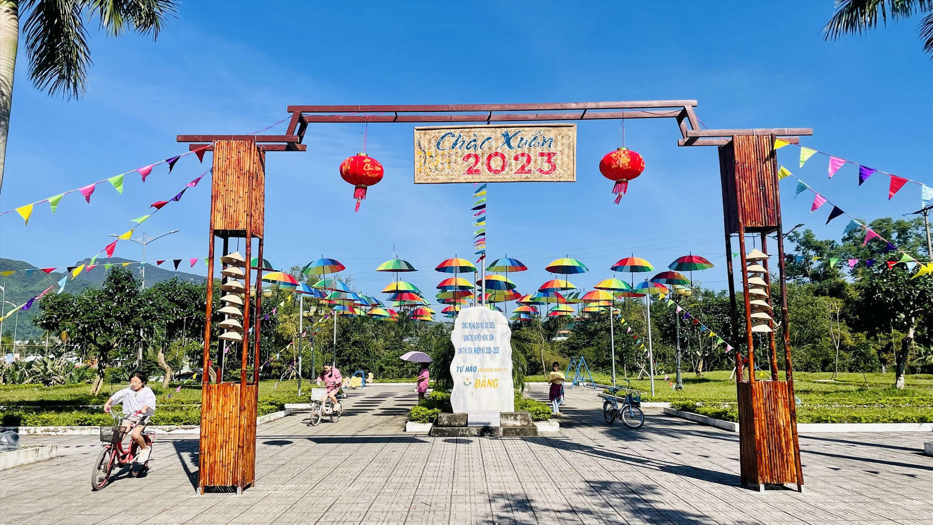 Trung tâm VHTT&TTTH huyện Nông Sơn trang trí nhiều tiểu cảnh tạo điểm thăm quan, check-in cho người dân và du khách dịp tết. Ảnh: TÂM THÔNG