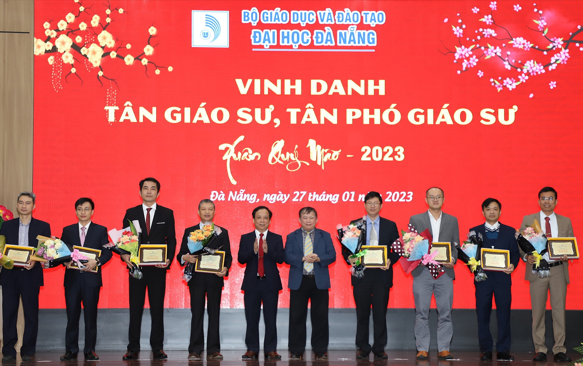 PGS.TS Nguyễn Ngọc Vũ -Giám đốc ĐHĐN ( thứ 5 bên trái sang) vinh danh các tân Giáo sư, tân Phó Giáo sư của ĐHĐN năm 2022