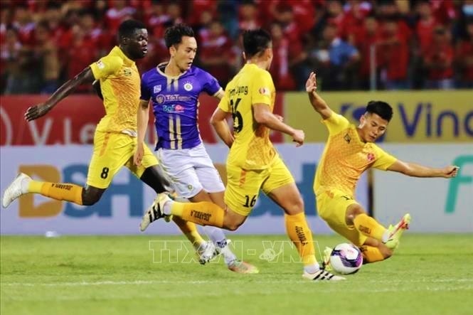 Những trận đấu giữa Hà Nội và Hải Phòng luôn diễn ra kịch tính. Ảnh: TTXVN