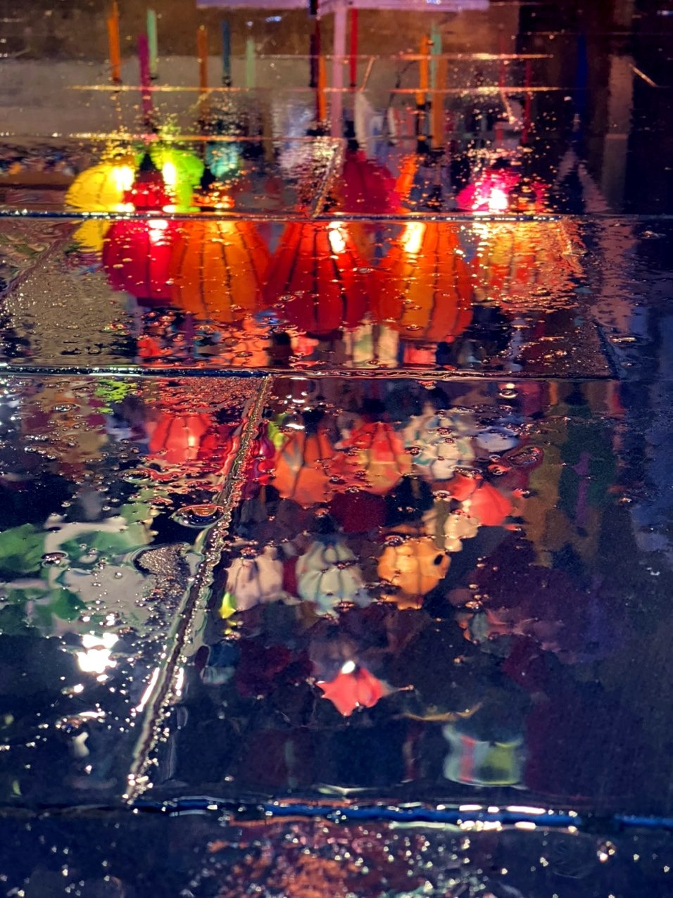 Những chiếc lồng đèn huyền ảo dưới màn mưa xuân. Ảnh: H.Đ
