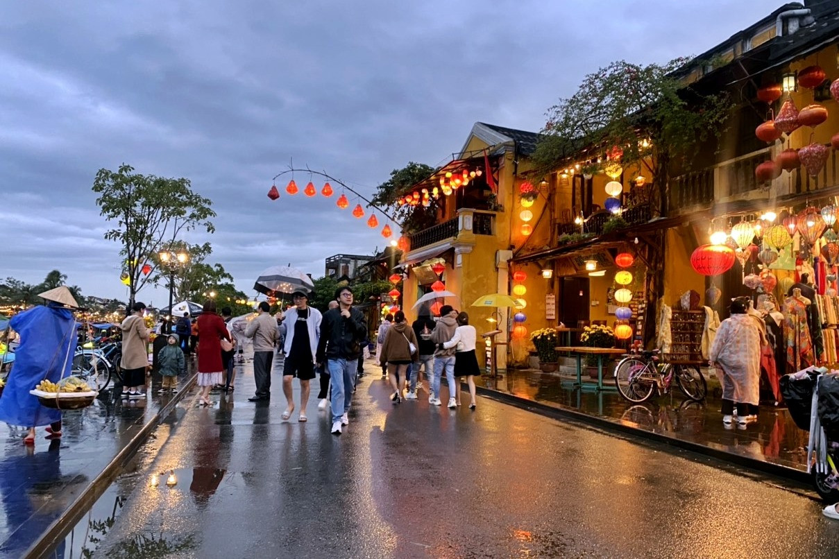Mặc dù có mưa và lạnh nhưng nhiều du khách vẫn chọn phố cổ Hội An là điểm tham quan vào dịp Tết Quý Mão. Ảnh: H.Đ