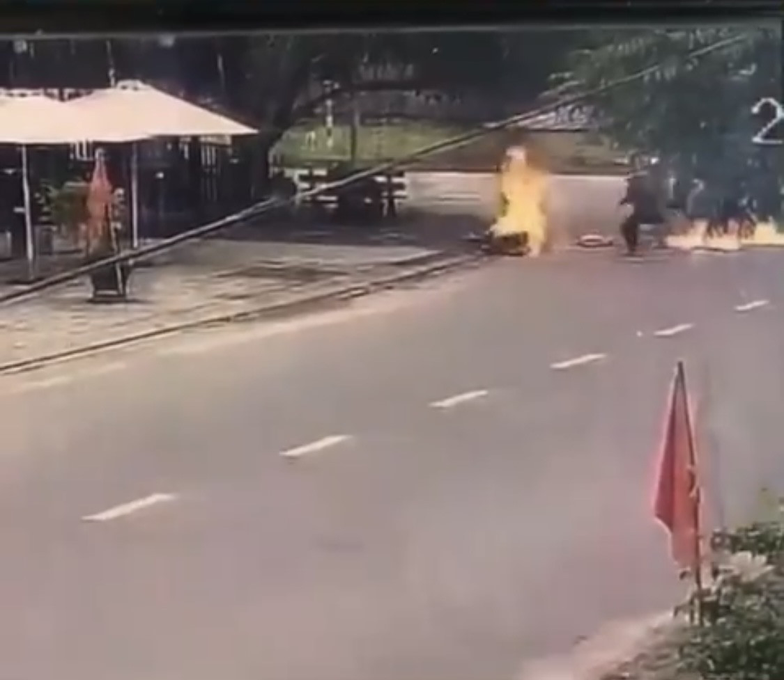 Ngọn lửa đang bùng cháy từ nạn nhân bị tạt xăng đối cháy người tại thị trấn Nam Phước (Duy Xuyên). Ảnh: Cắt từ clip
