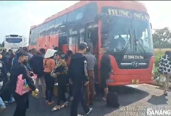 Qua kiểm đếm, tổ công tác phát hiện ô-tô khách chở vượt quá 30 người so với quy định.