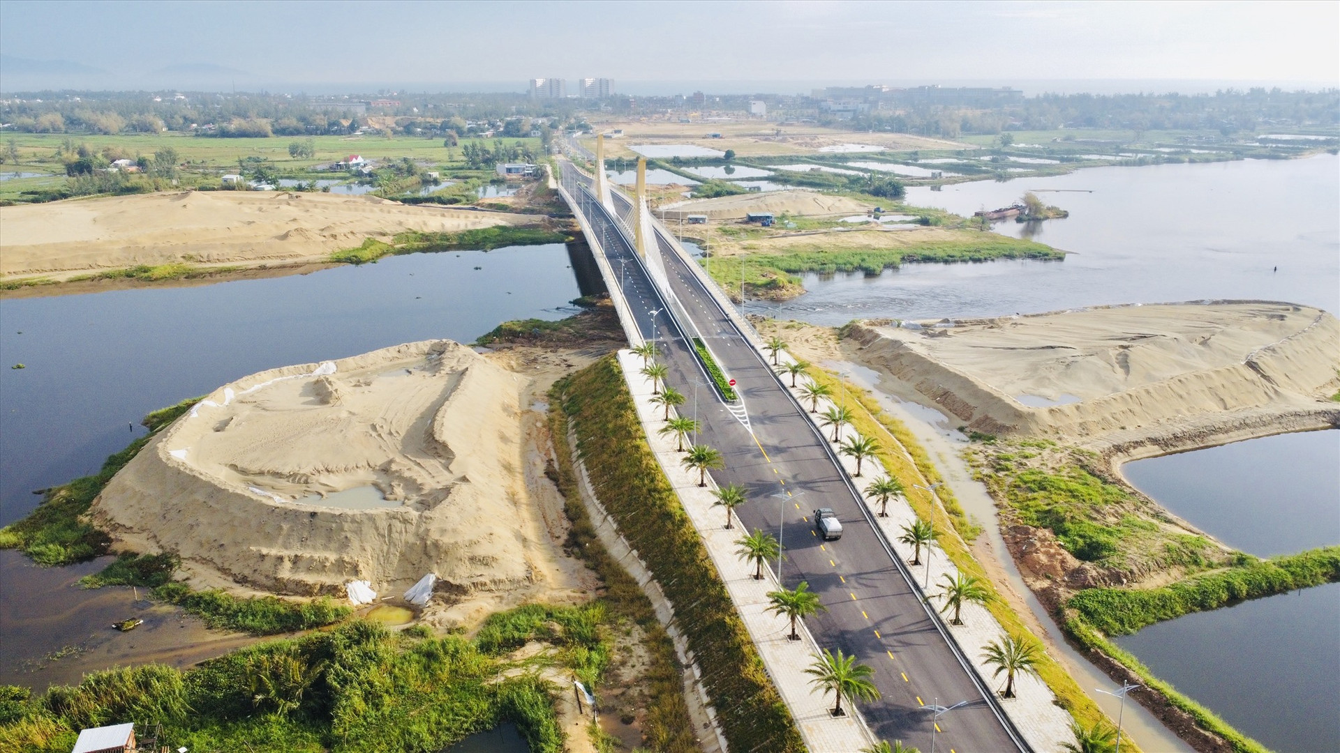 Cầu Nguyễn Duy Hiệu qua sông Cổ Cò đã thông xe mở ra nhiều kỳ vọng về việc sớm hoàn thành nạo vét dòng sông này. Ảnh: Q.T