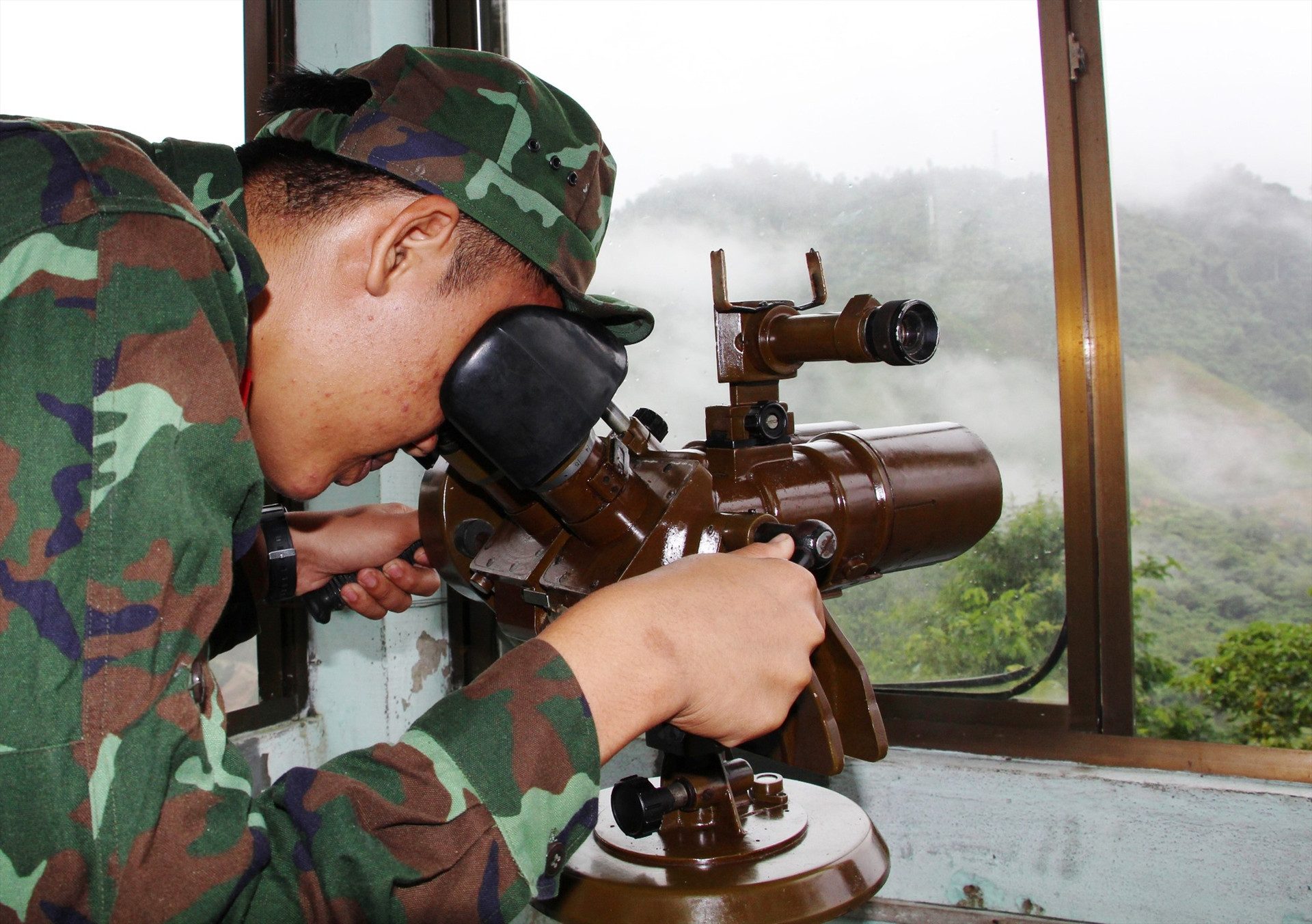 Chiến sĩ Đài quan sát phòng không, Ban Chỉ huy Quân sự huyện Nam Giang, với nhiệm vụ quan sát bầu trời. Ảnh: L.T