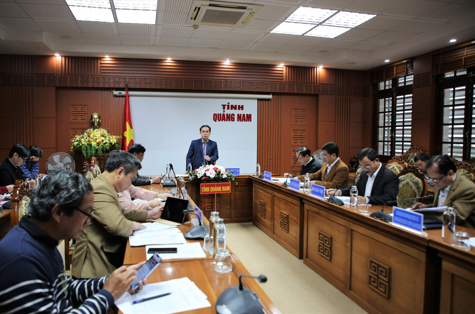 Phó Chủ tịch UBND tỉnh Trần Anh Tuấn phát biểu tại cuộc họp. Ảnh: A.N