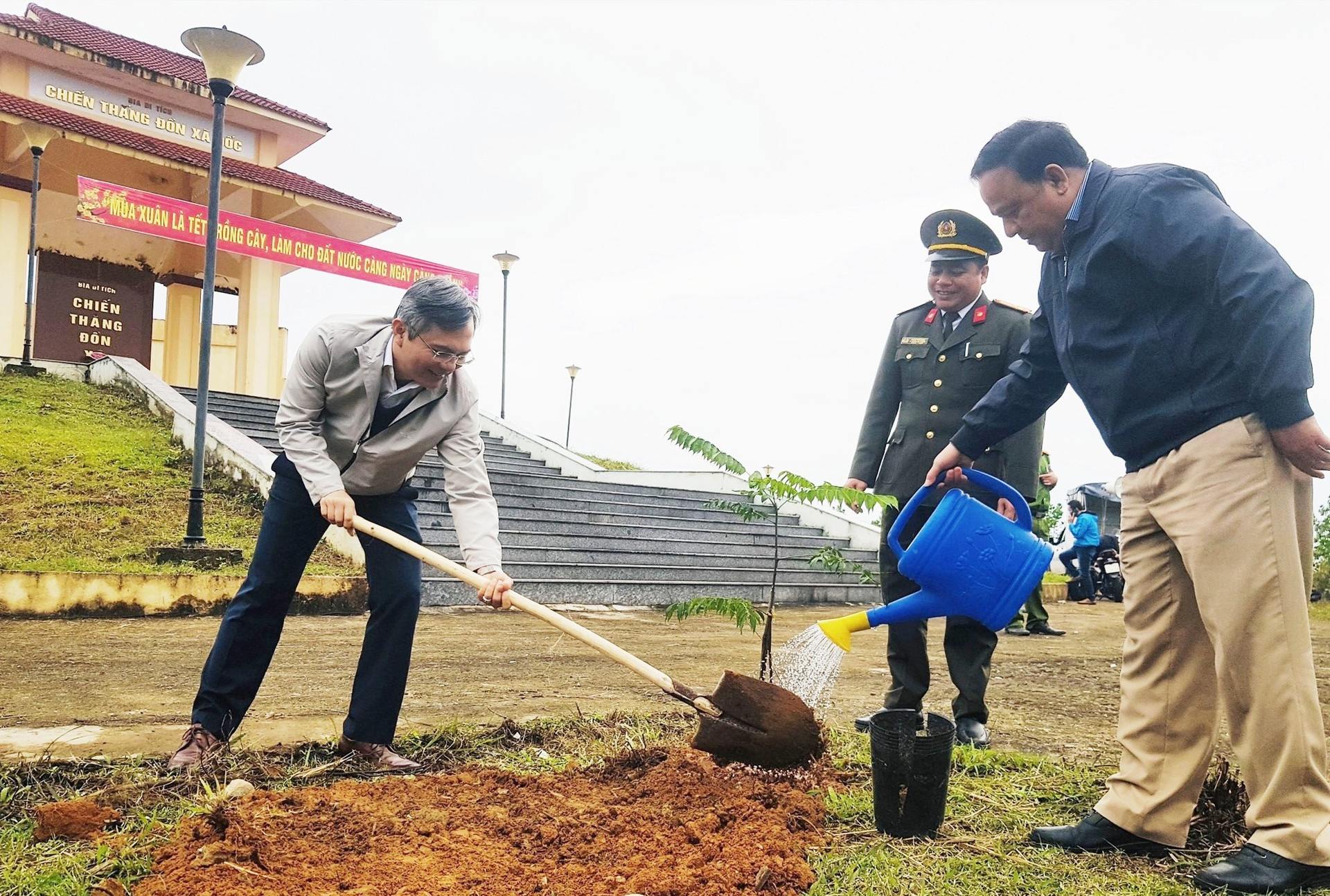 Ông Thái Hoàng Vũ - Chủ tịch UBND huyện Bắc Trà My tham gia trồng cây xanh cùng cán bộ địa phương. Ảnh TÚ VÂN