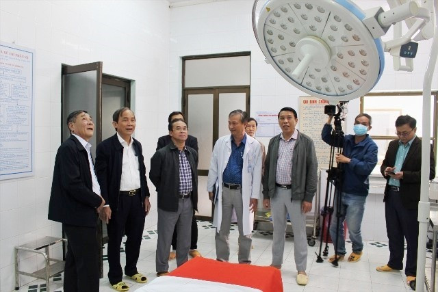 Phó Chủ tịch UBND tỉnh Trần Anh Tuấn khảo sát tại Trung tâm y tế Duy Xuyên.