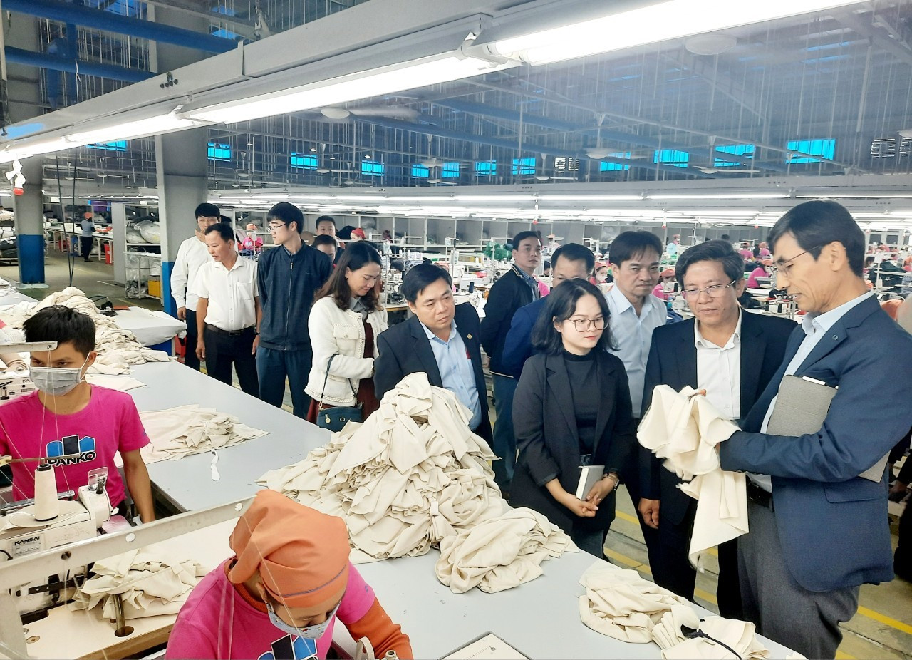 Lãnh đạo Tam Kỳ thăm xưởng may của Công ty Panko Tam Thăng