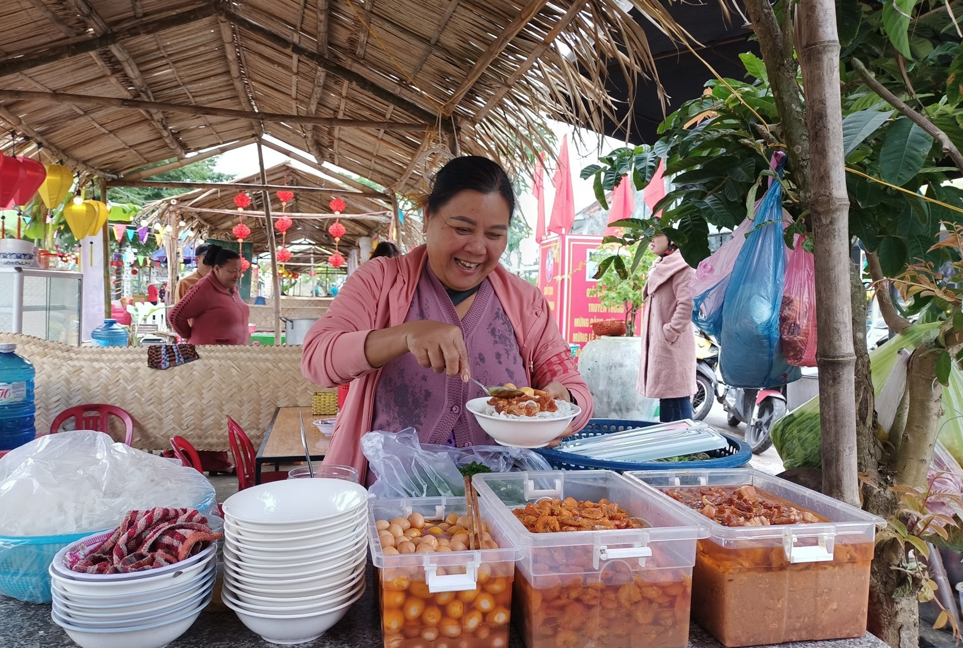 Mỳ Quảng là món ăn không thể thiếu tại “Chợ quê”. Ảnh: Đ.H