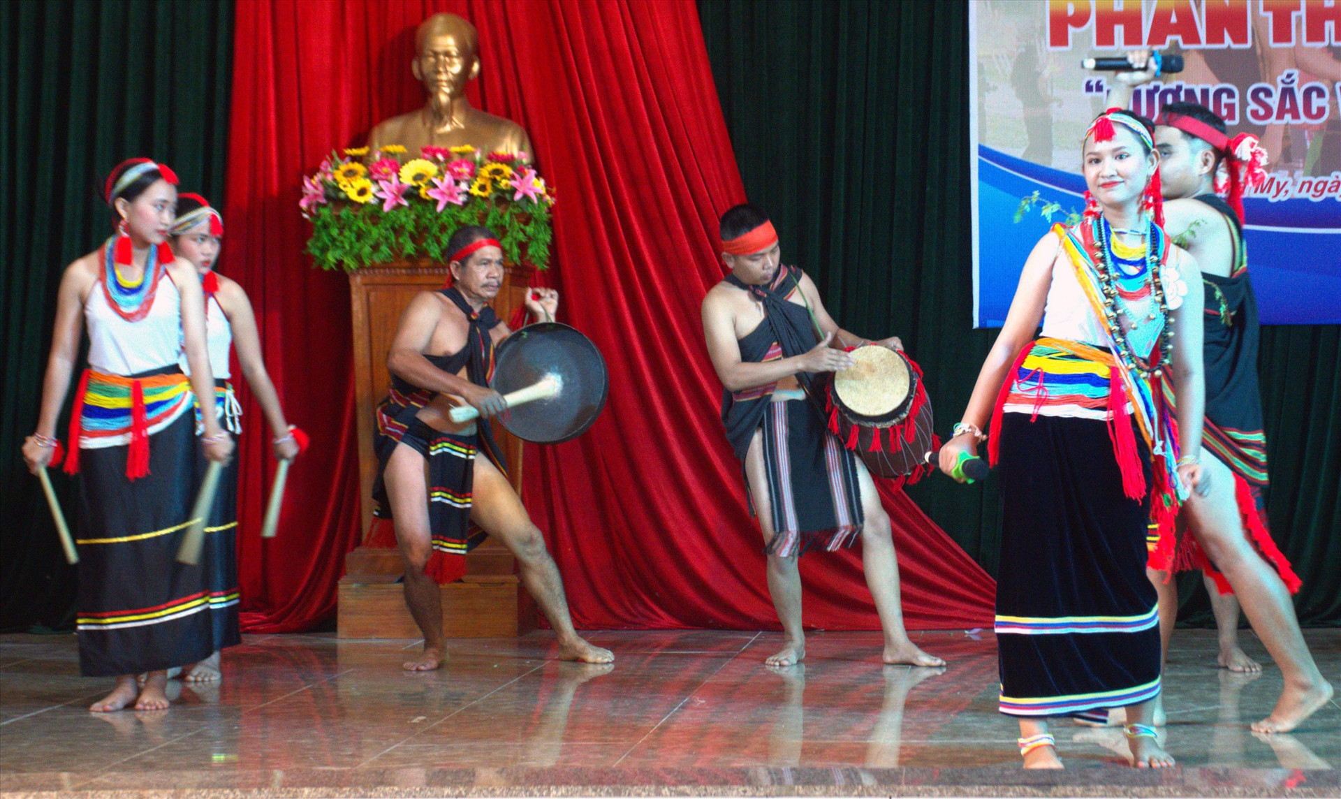 Nhiều tiết mục đặc sắc, mang đậm bản sắc văn hoá các dân tộc địa phương sẽ được công diễn tại đêm Văn nghệ thiết thực chào mừng kỷ niệm ngày thành lập Đảng 3.2 và mừng xuân Quý Mão năm 2023.