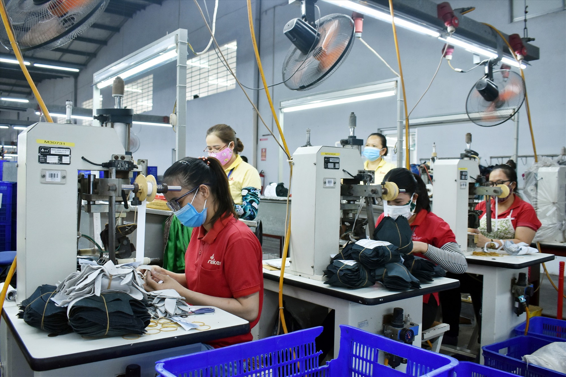Nhiều doanh nghiệp sản xuất tại Quảng Nam có đủ đơn hàng cho công nhân làm việc trong những ngày đầu năm mới. Ảnh: V.L