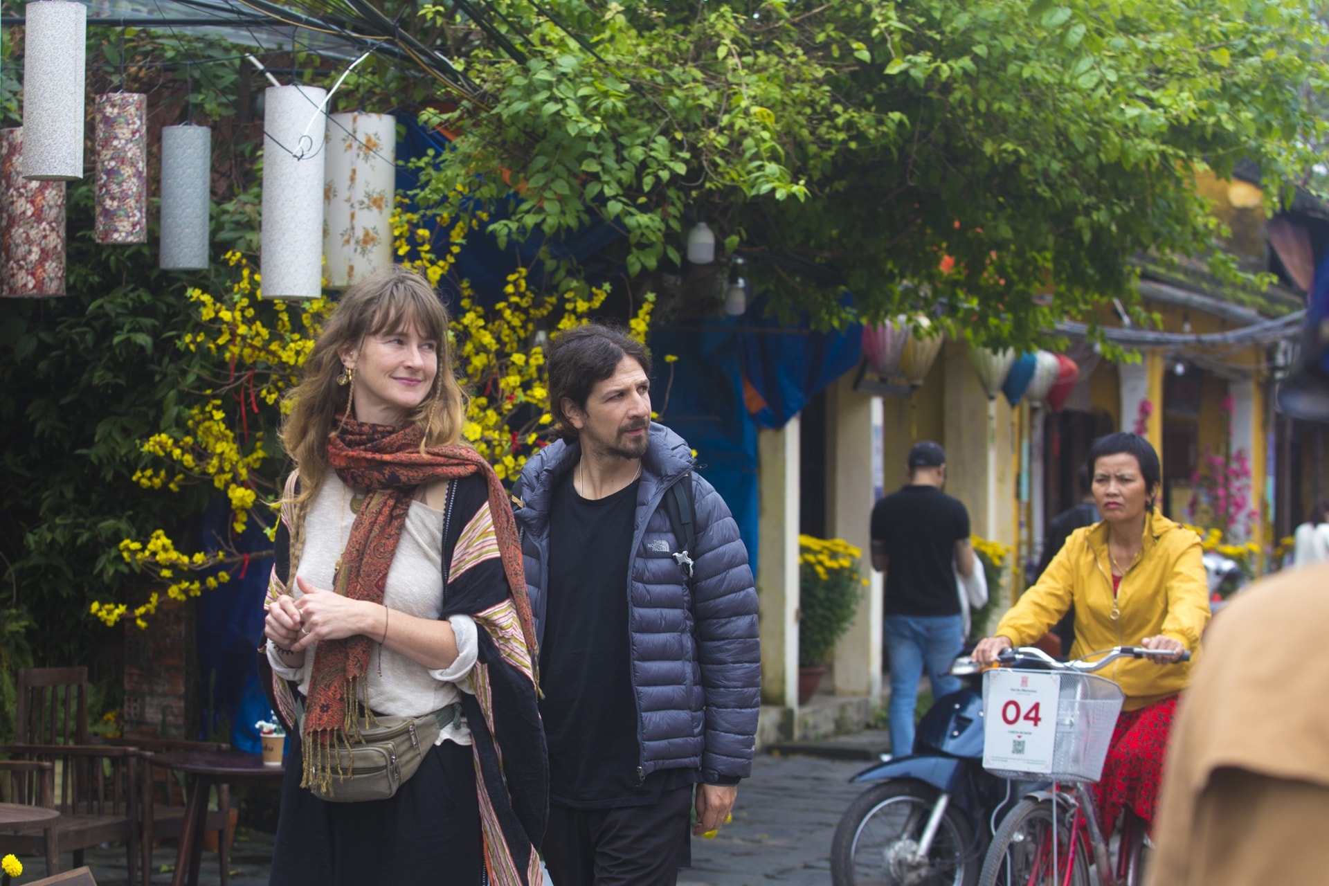 During the Tet festival, there are approximately 58 thousand foreign arrivals to Quang Nam. Several famous tourist attractions, such as Hoi An ancient quarter, Tra Que vegetable village, Bay Mau nipa palm forest, and Thanh Ha pottery village, are as crowded as they were before the COVID-19 pandemic.