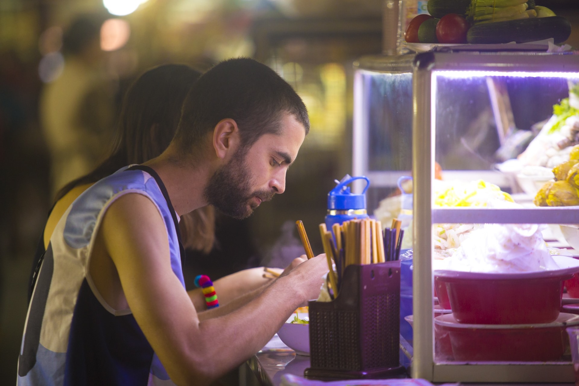 Jeago (from Argentina) enjoys Cao Lau, a typical food in Hoi An. Besides, he loves Vietnamese food although he finds it difficult to use chopsticks.