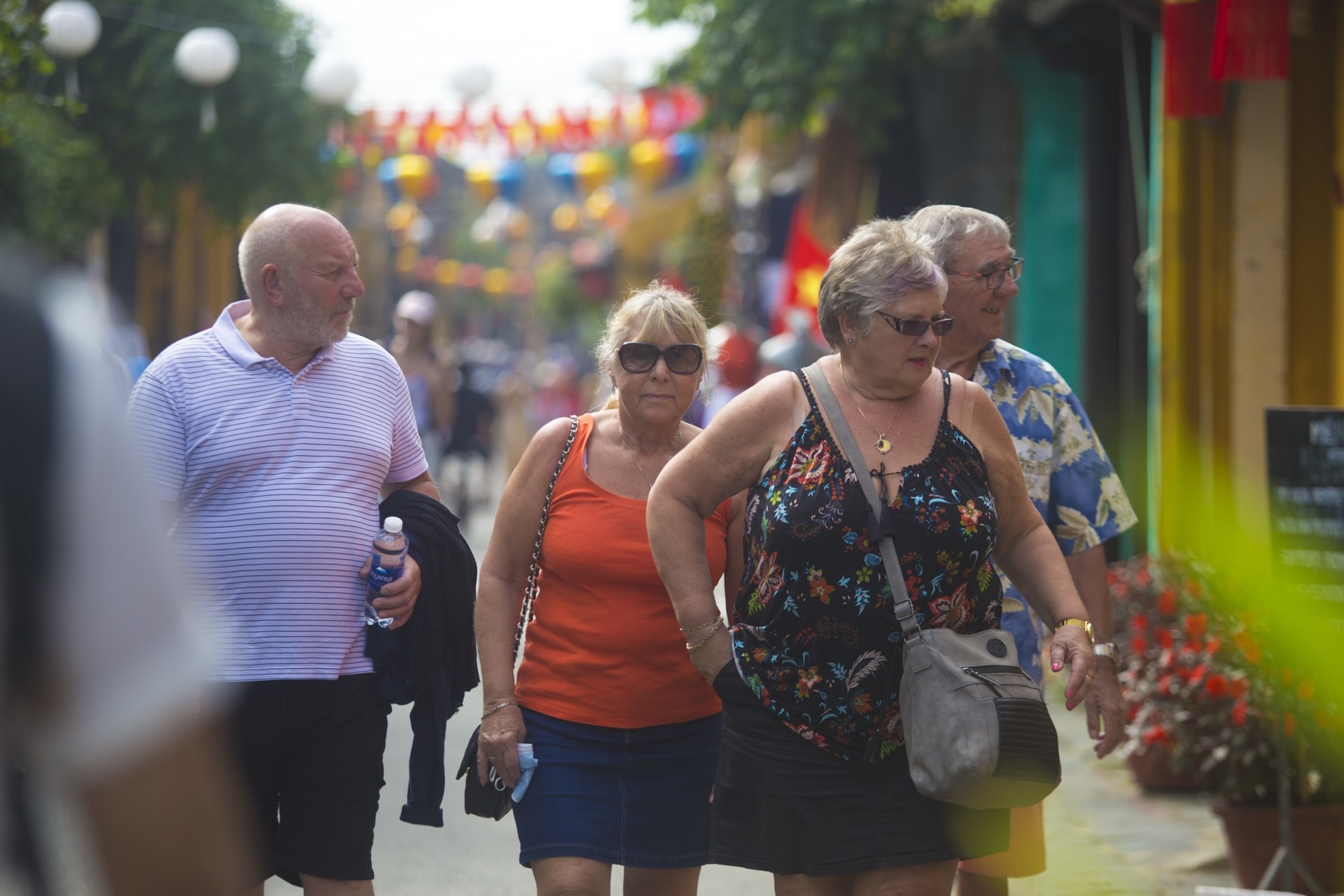 A group of tourists from the UK enjoy the nostalgic beauty of Hoi An ancient quarter on foot. They are impressed by the friendly and hospitable residents, and delicious foods, especially noodles, in Hoi An.