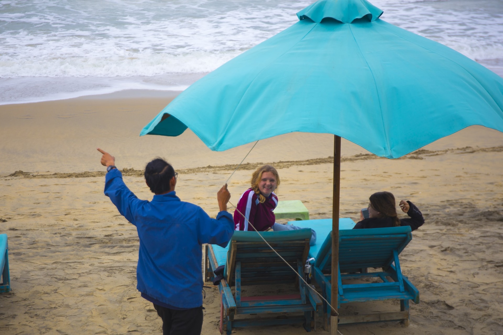 During the Tet festival, Hoi An is rainy and cold, so An Bang beach isn't as crowded as usual. Most of visitors to An Bang are foreigners. They want to temporarily get away from the crowded streets of the city center, walking or taking a rest on the sand, enjoying the fresh air there.