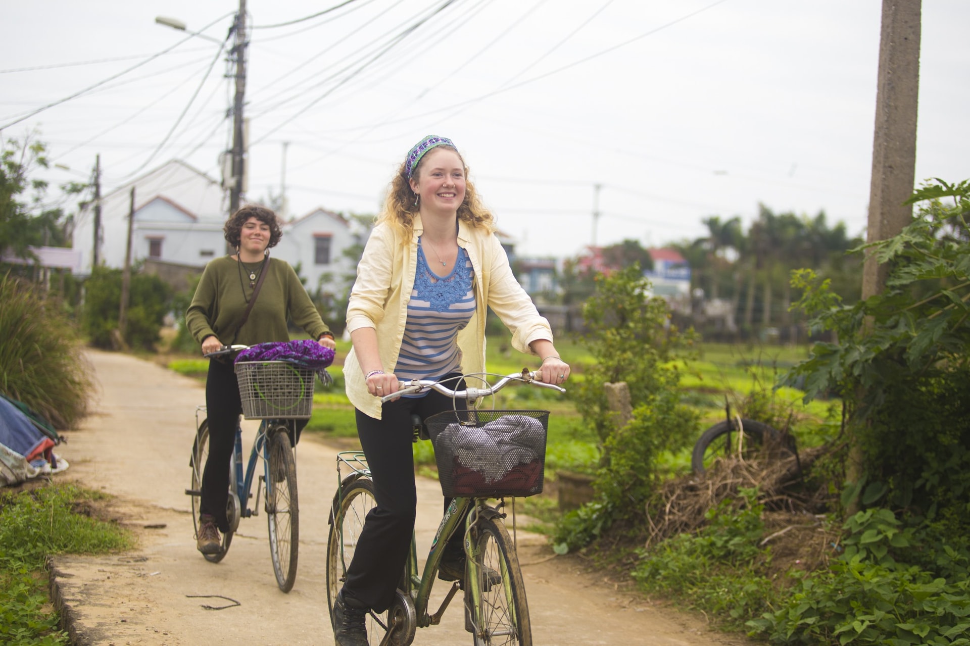 Foreigners also like to go to Tra Que vegetable village by bike to enjoy the peaceful atmosphere there.