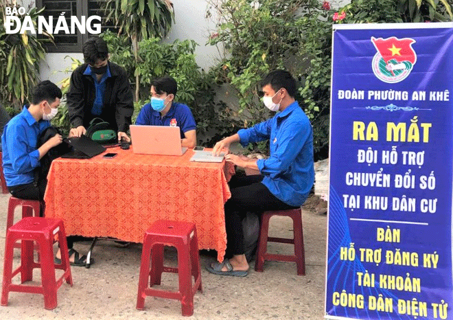 Các tổ công nghệ số cộng đồng phủ khắp 100% phường, xã. Trong ảnh: Đội hỗ trợ chuyển đổi số tại khu dân cư do Đoàn phường An Khê (quận Thanh Khê) chủ công triển khai hỗ trợ tại khu dân cư. Ảnh: L.P