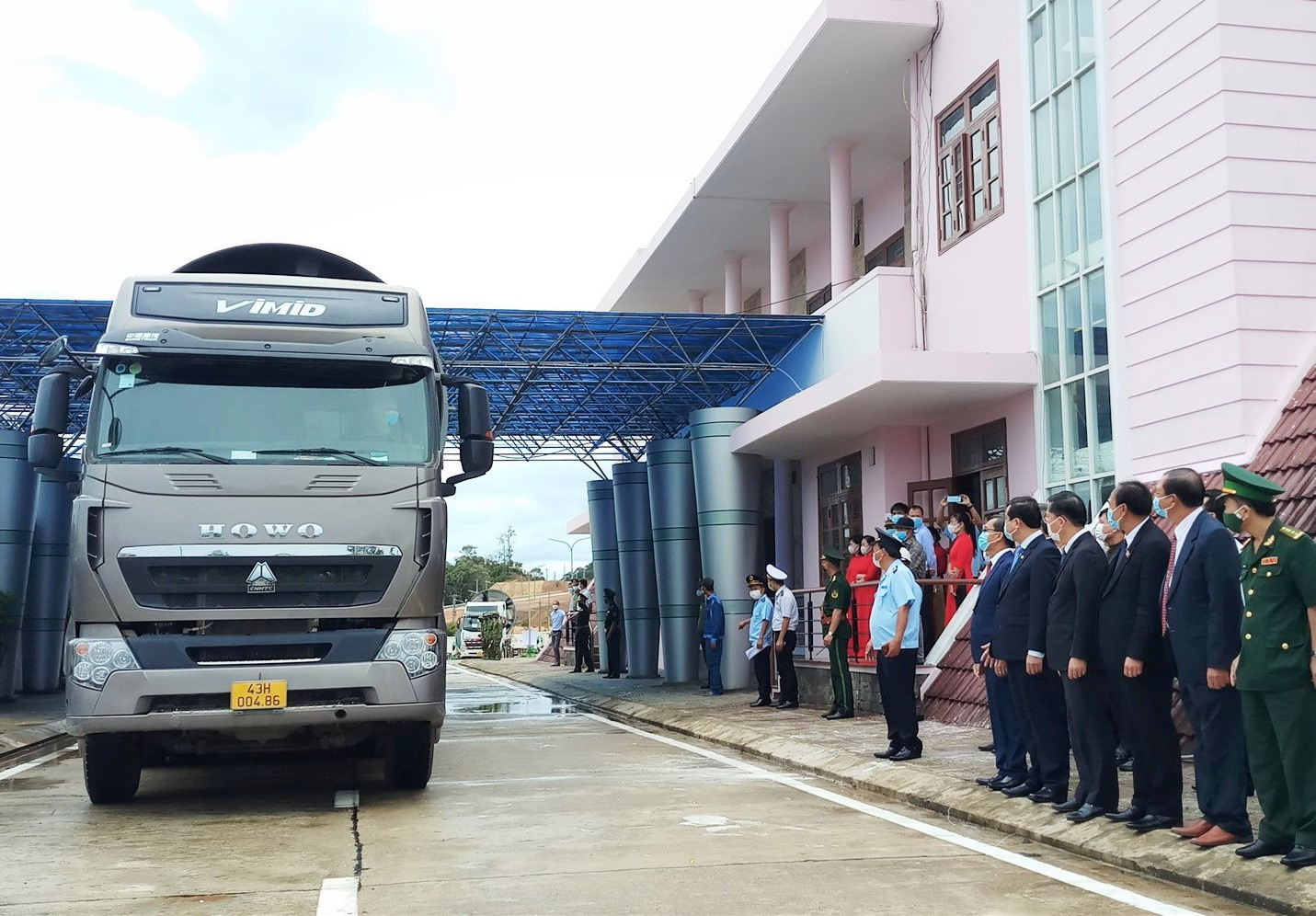 Thông quan chuyến xe đầu tiên qua Cửa khẩu quốc tế Nam Giang vào sáng 14/10/2021. Ảnh: P.T