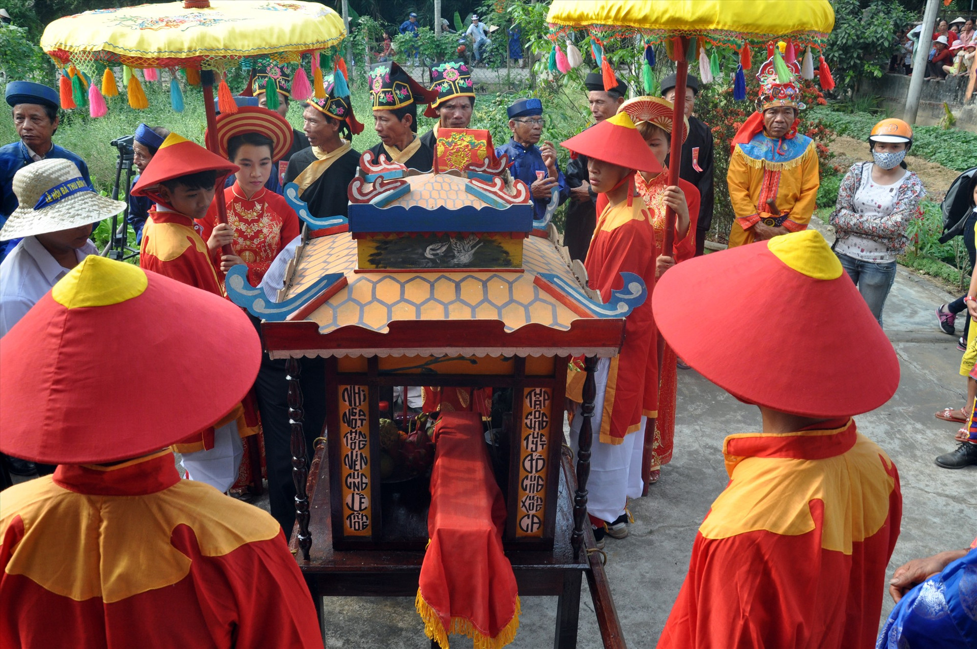 Lễ rước sắc trong lễ hội Bà Thu Bồn. Ảnh: V.T