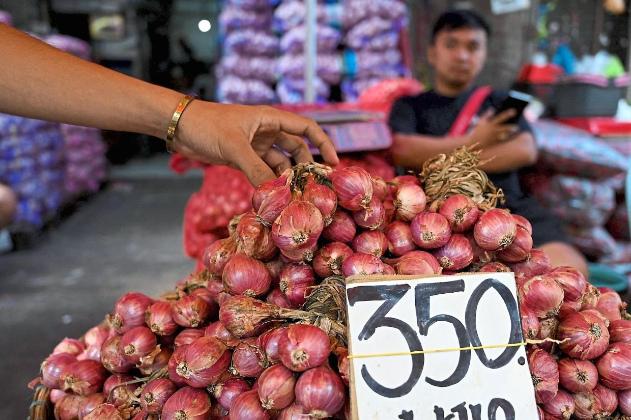 Hành củ đang trở thành món hàng xa xỉ đối với nhiều người tại Philippines. Ảnh: AFP