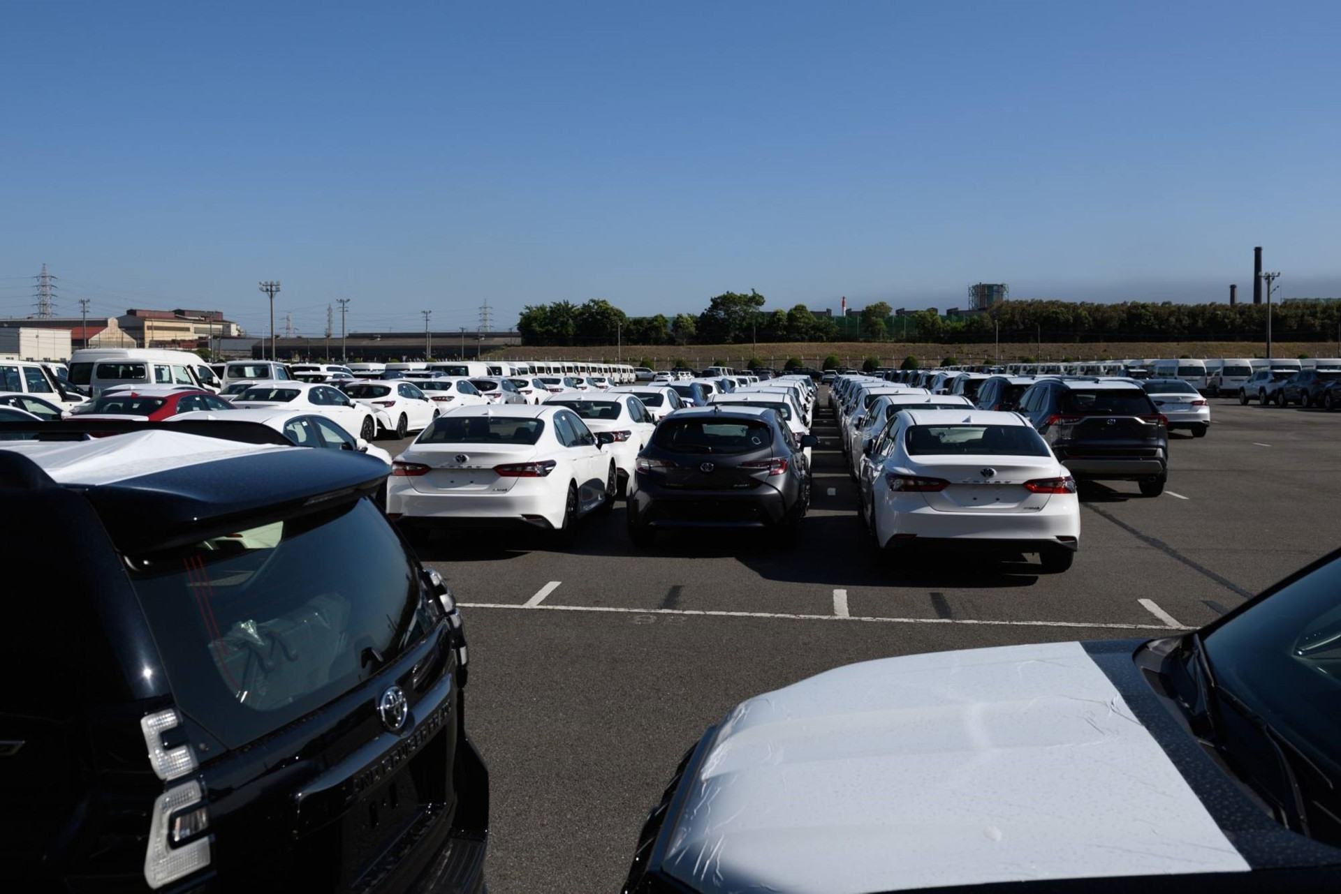 Xe ô tô Toyota chuẩn bị vận chuyển tại một cảng ở Tokai, tỉnh Aichi, Nhật Bản. Ảnh: Bloomberg.