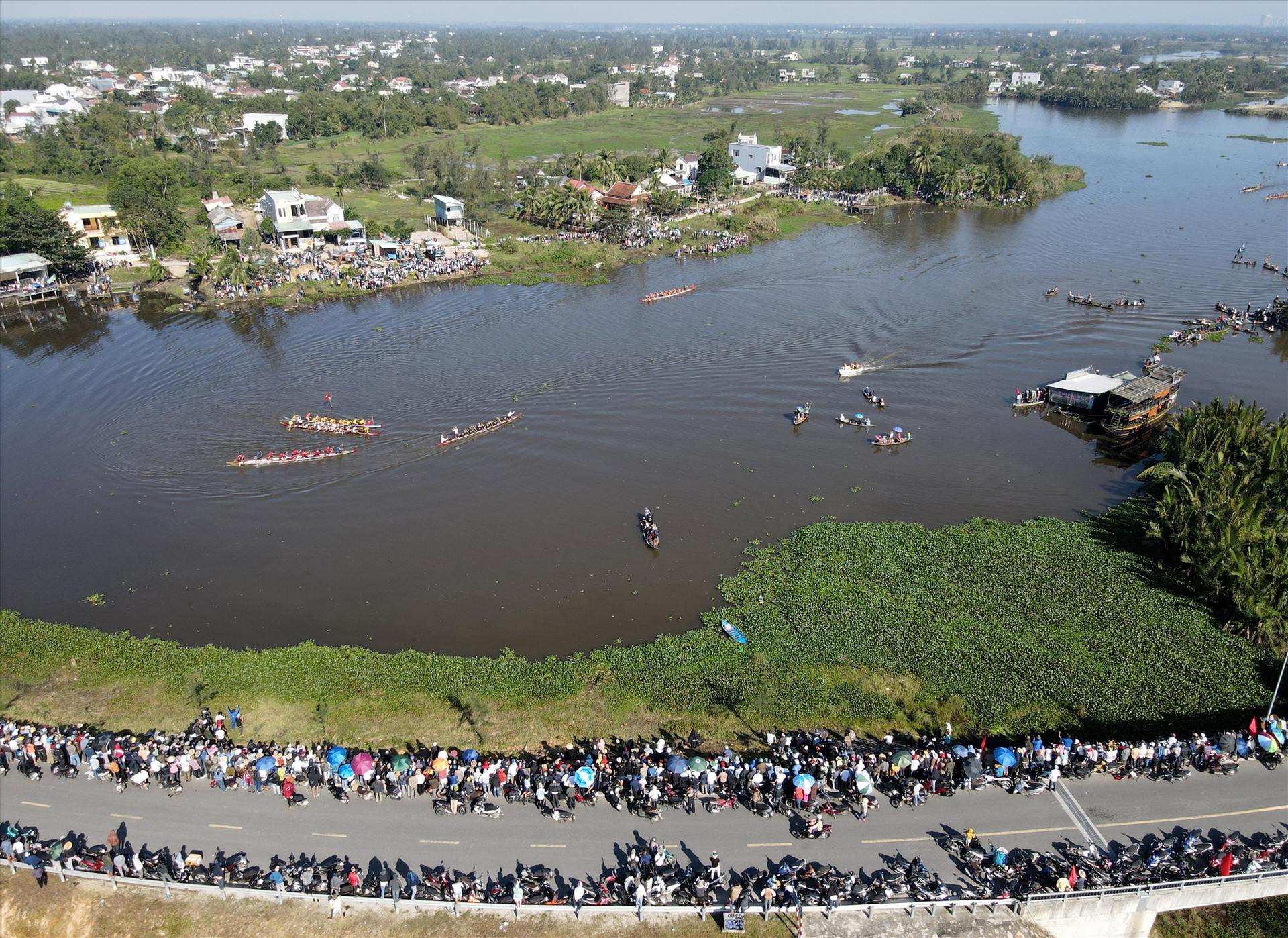 Và giải đua thuyền truyền thống thu hút đông đảo người dân đến xem, cổ vũ. Ảnh: H.Q