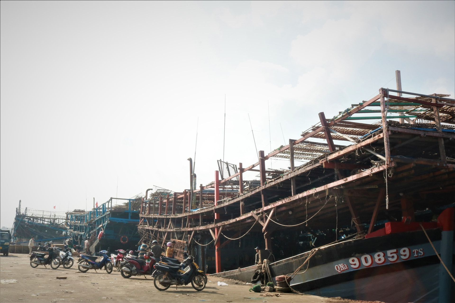 Tàu thuyền neo đậu chật kín cảng An Hòa (xã Tam Giang, Núi Thành) chờ ngày xuất bến. Ảnh: VT