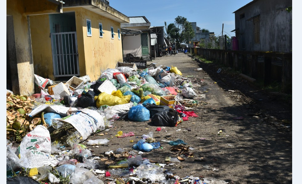 Tại chợ Bà Bầu (Núi Thành) rác thải tràn ra đường đi, bốc mùi.