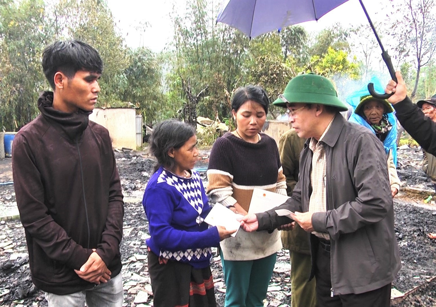 Phó Chủ tịch UBND tỉnh Trần Anh Tuấn trao quà động viên các hộ dân bị cháy nhà. Ảnh: A.N