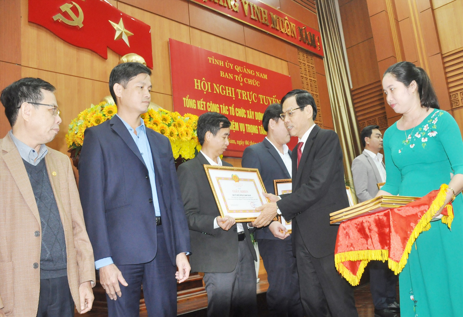Trưởng ban Tổ chức Tỉnh ủy Nguyễn Chín tặng Giấy khen Ban Tổ chức cấp ủy huyện và tương đương hoàn thành xuất sắc nhiệm vụ tổ chức xây dựng Đảng năm 2022. Ảnh: N.ĐOAN